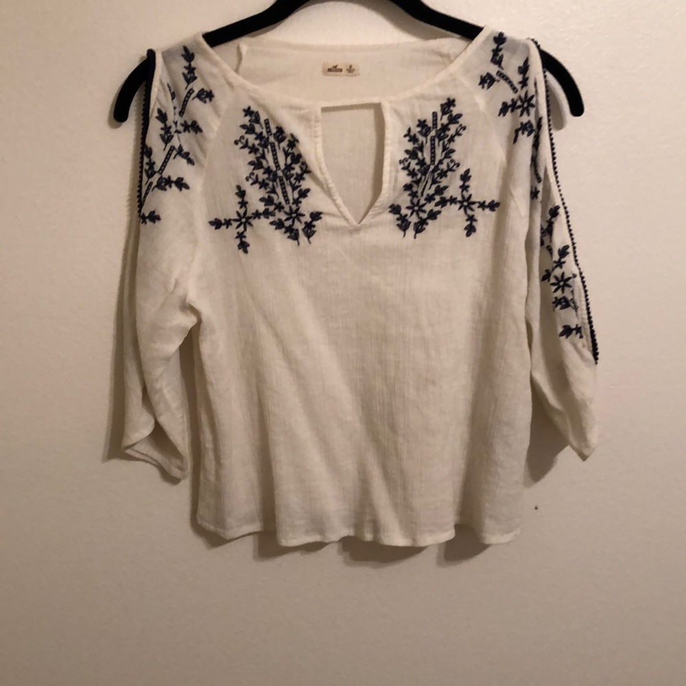 Hollister open sleeve white blouse w/ navy design